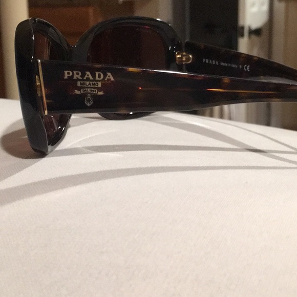 AUTHENTIC Prada classic sunglasses - Picture 3 of 6